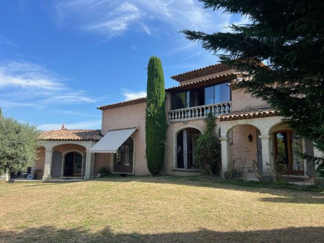 Maison de luxe de 8 pièces en vente à Saint Michel l'Observatoire, France