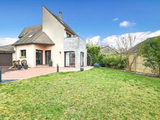 Maison de luxe de 8 pièces en vente à Saint Ouen l'Aumône, France
