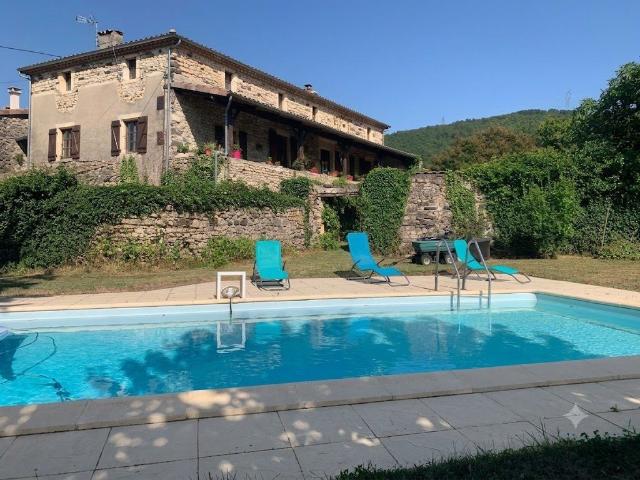 Maison de luxe de 8 pièces en vente à Saint Vincent de Barrès, France