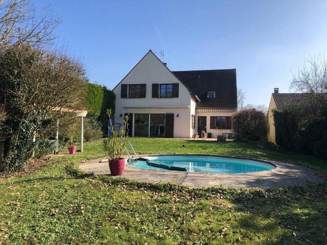 Maison de luxe de 8 pièces en vente à Savigny le Temple, Île de France