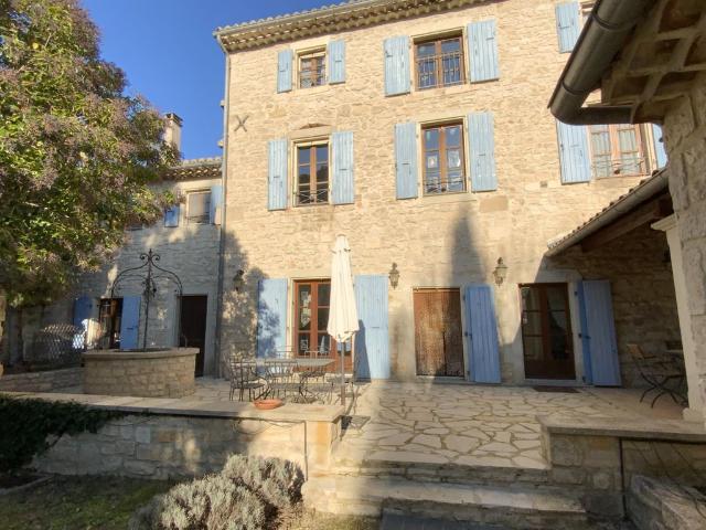 Maison de luxe de 8 pièces en vente à Uzès, France