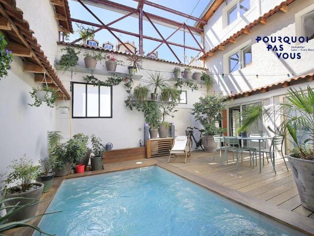 Maison de luxe de 8 pièces en vente à Villeurbanne, France