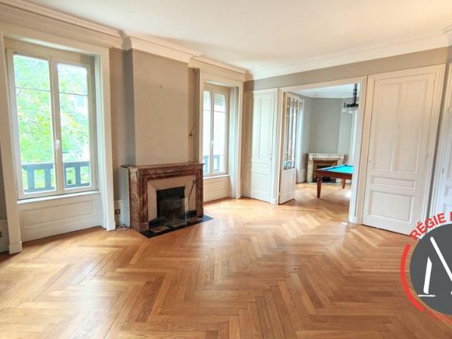 Maison de luxe de 8 pièces en location à Lyon, Auvergne Rhône Alpes