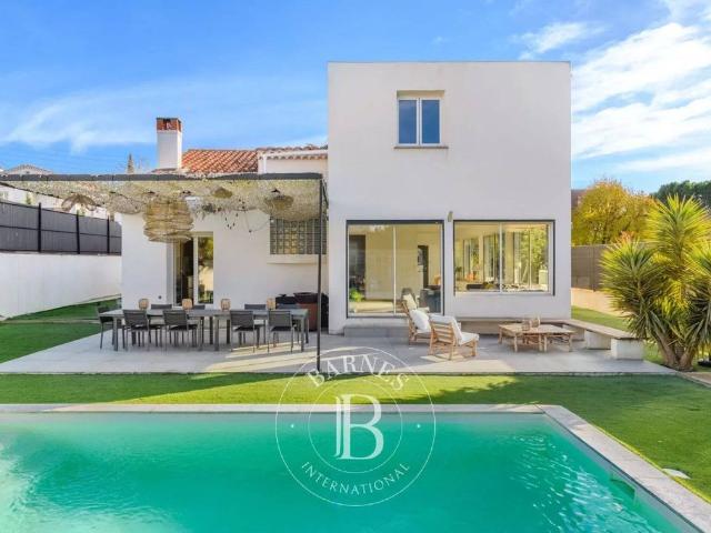 Maison de luxe de 9 pièces en vente à Marseille, France