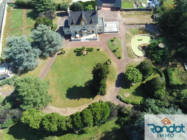 Maison de luxe de 9 pièces en vente à Montceau les Mines, France