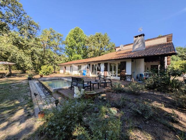 Maison de luxe de 9 pièces en vente à Moustey, France