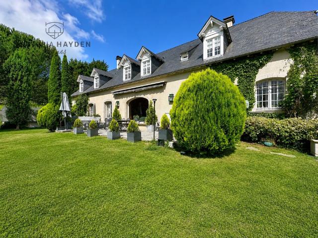 Maison de luxe de 9 pièces en vente à Nay, Nouvelle Aquitaine