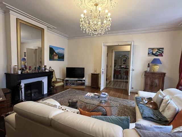 Maison de luxe de 9 pièces en vente à Niort, France