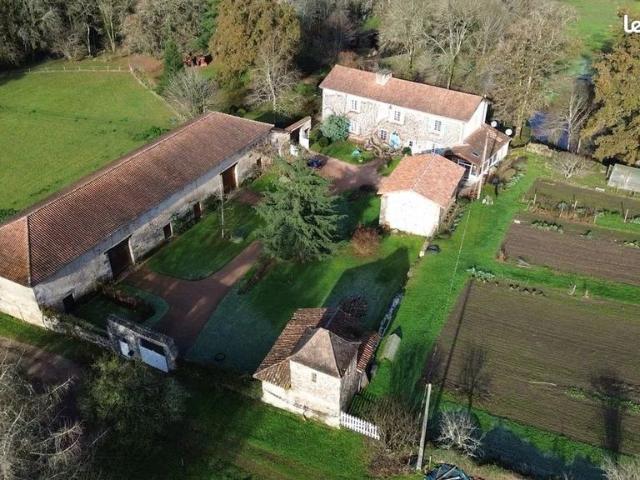 Maison de luxe de 9 pièces en vente à Busserolles, Nouvelle Aquitaine