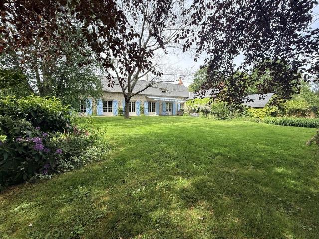 Maison de luxe de 9 pièces en vente à Bouère, France