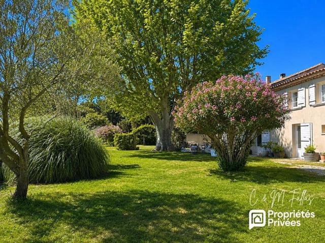 Maison de luxe de 9 pièces en vente à Camaret sur Aigues, Provence Alpes Côte d'Azur