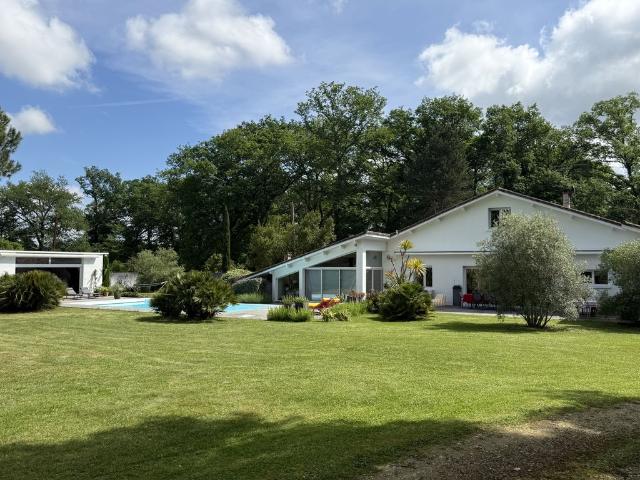 Maison de luxe de 9 pièces en vente à Condom, France