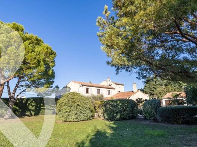 Maison de luxe de 9 pièces en vente à Fontvieille, Provence Alpes Côte d'Azur