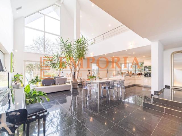 Maison de luxe de 9 pièces en vente à Hégenheim, France