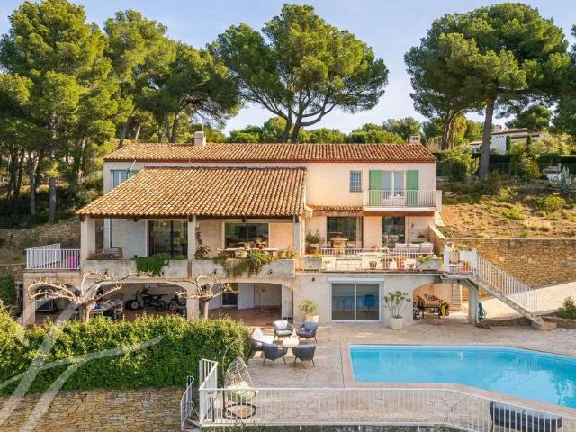 Maison de luxe de 9 pièces en vente à La Ciotat, France