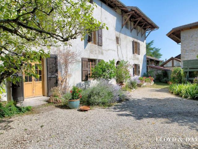 Maison de luxe de 9 pièces en vente à Sainte Marie d'Alloix, France