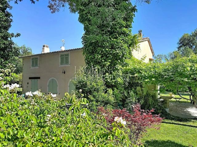 Maison de luxe de 9 pièces en vente à Salernes, France