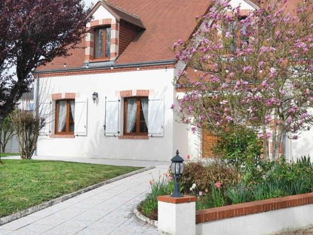 Maison de luxe de 9 pièces en vente à Saran, France