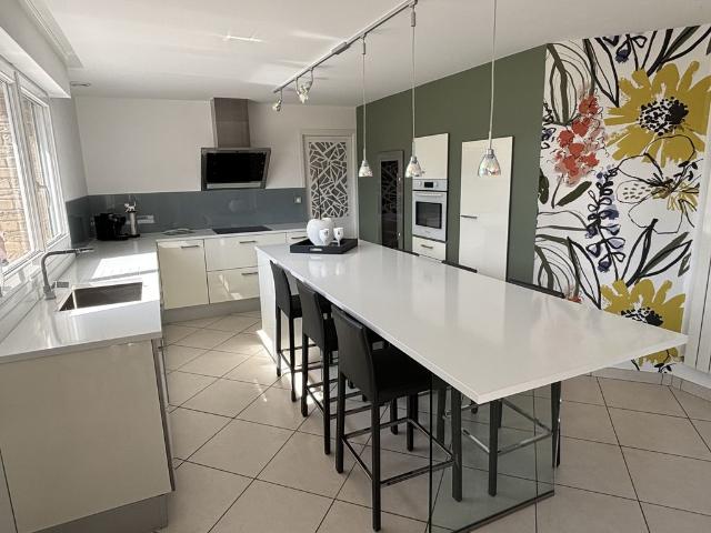 Maison de luxe de 9 pièces en vente à Téteghem, France