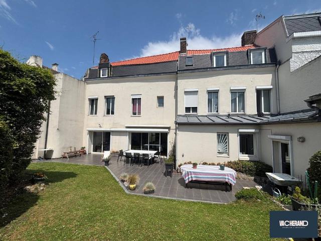 Maison de luxe de 9 pièces en vente à Valenciennes, France