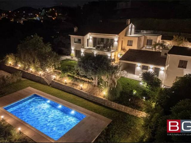 Maison de luxe de 9 pièces en vente à Vallauris, Provence Alpes Côte d'Azur