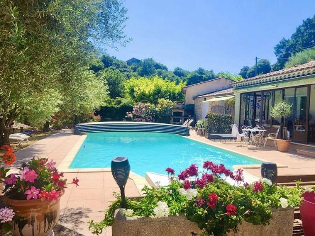 Maison de luxe de 9 pièces en vente à Viens, France