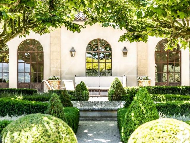 Maison de luxe de 13 pièces en location à Lacoste, France