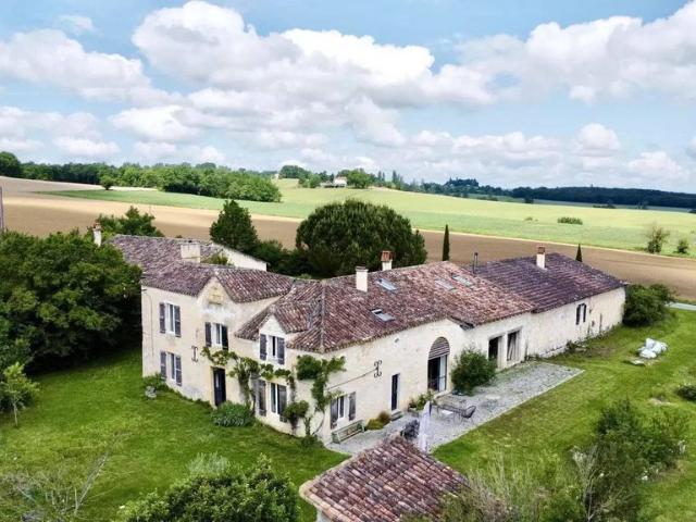 Maison de luxe de 13 pièces en vente à Condom, Occitanie
