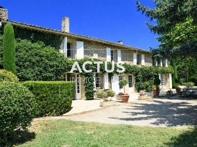 Maison de luxe de 13 pièces en vente à Sénas, France