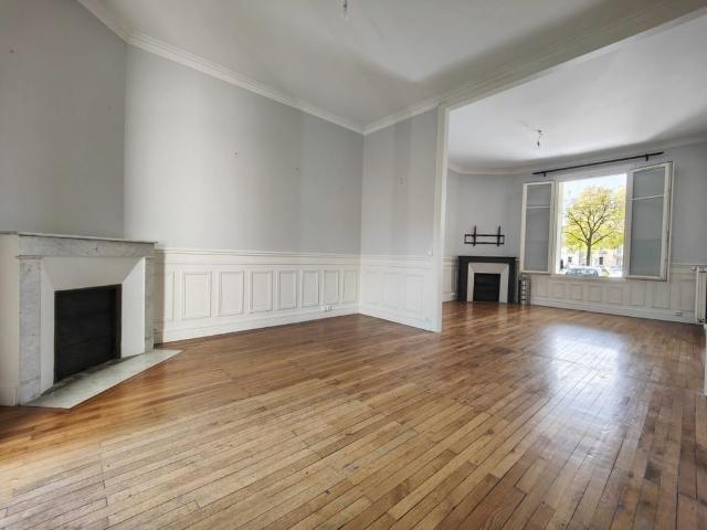 Maison de luxe de 10 pièces en vente à Tours, France