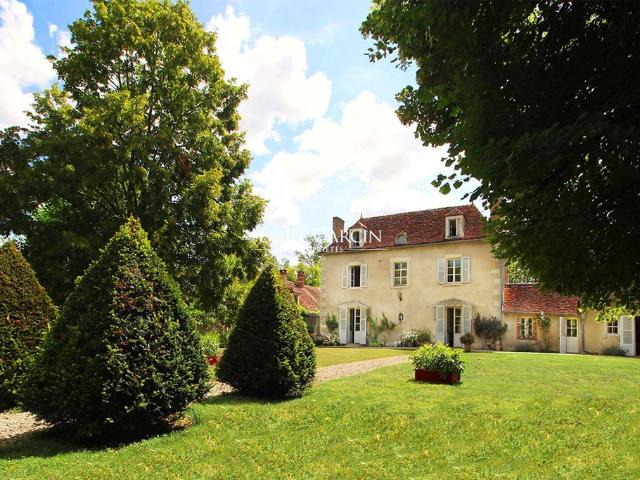 Maison de luxe de 10 pièces en vente à Auxerre, France