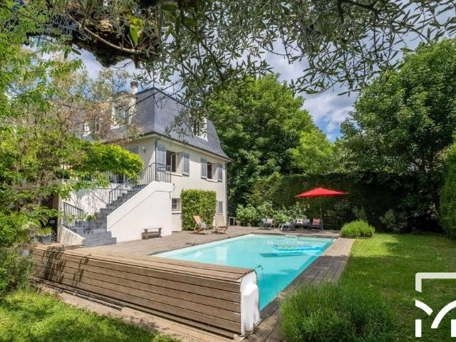 Maison de luxe de 10 pièces en vente à Bougival, France