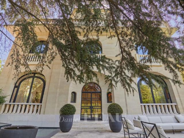 Maison de luxe de 10 pièces en vente à Boulogne Billancourt, France