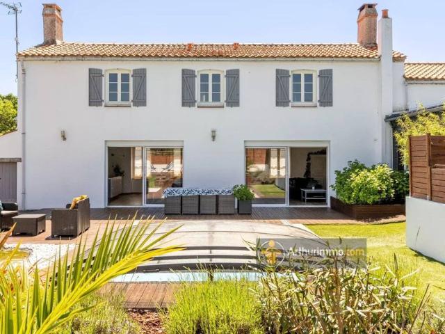 Maison de luxe de 10 pièces en vente à Challans, France