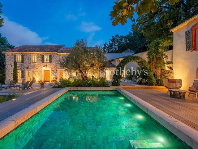 Maison de luxe de 10 pièces en vente à Hyères, Provence Alpes Côte d'Azur