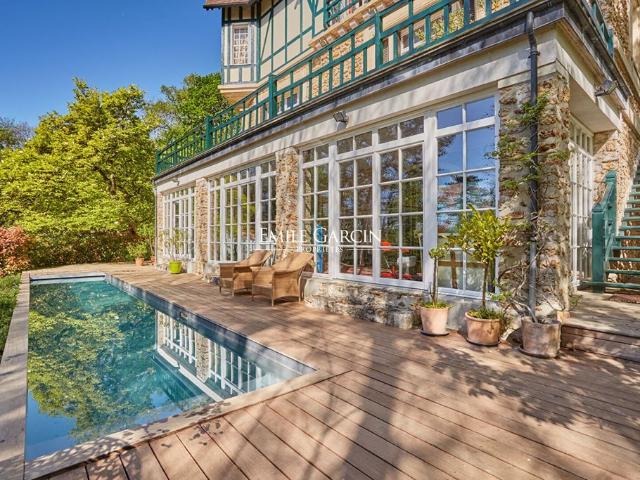 Maison de luxe de 10 pièces en vente à Jouy en Josas, France