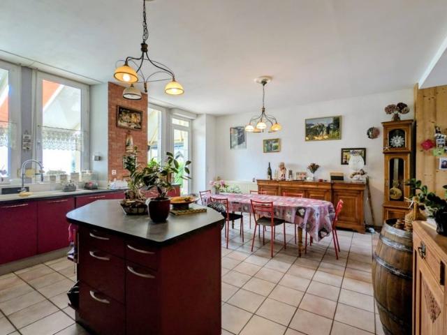 Maison de luxe de 10 pièces en vente à Longevilles Mont d'Or, France