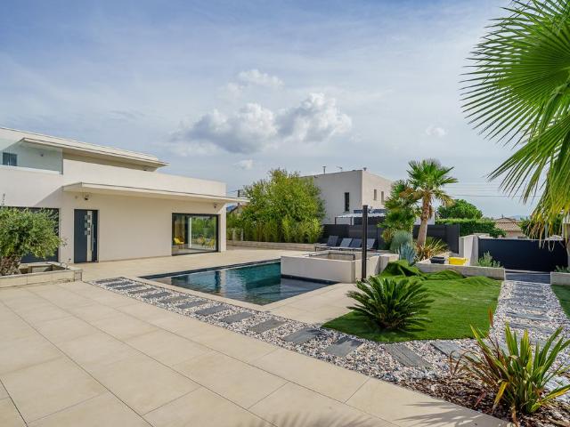Maison de luxe de 10 pièces en vente à Marseille, France