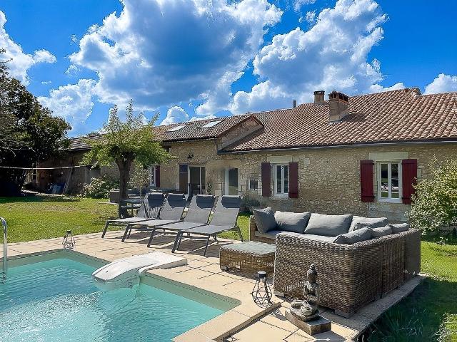 Maison de luxe de 10 pièces en vente à Neuvic, Nouvelle Aquitaine