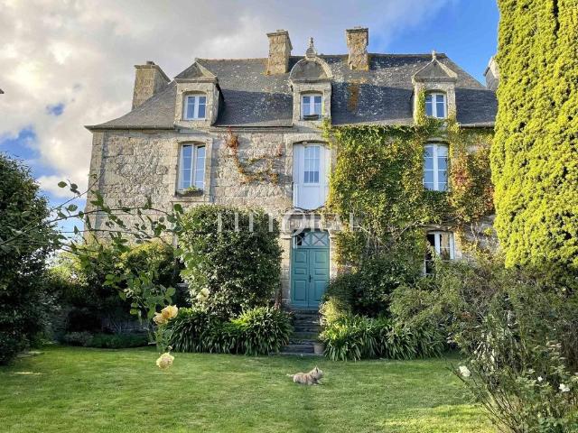 Maison de luxe de 10 pièces en vente à Plufur, Bretagne