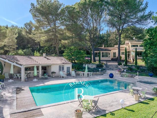 Maison de luxe de 10 pièces en vente à Rognes, Provence Alpes Côte d'Azur