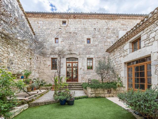 Maison de luxe de 11 pièces en vente à Tournon d'Agenais, France