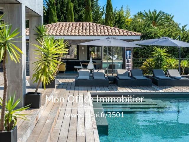 Maison de luxe de 12 pièces en vente à Saint Raphaël, Provence Alpes Côte d'Azur