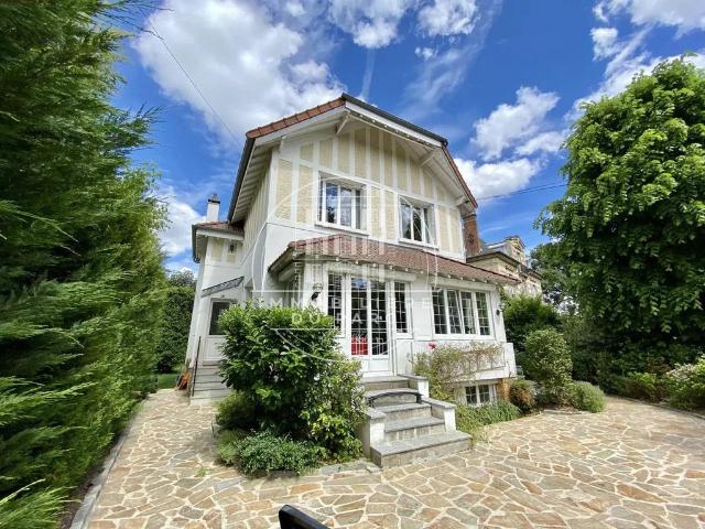 Maison de luxe de 141 m2 en location Le Vésinet, Île de France