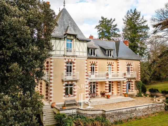 Maison de luxe de 10 pièces en vente à Carquefou, France