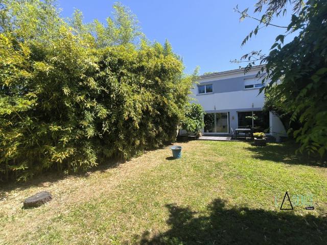 Maison de luxe de 3 chambres en vente à Eysines, France