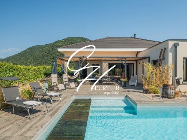 Maison de luxe de 3 chambres en vente à Saint Étienne de Crossey, France
