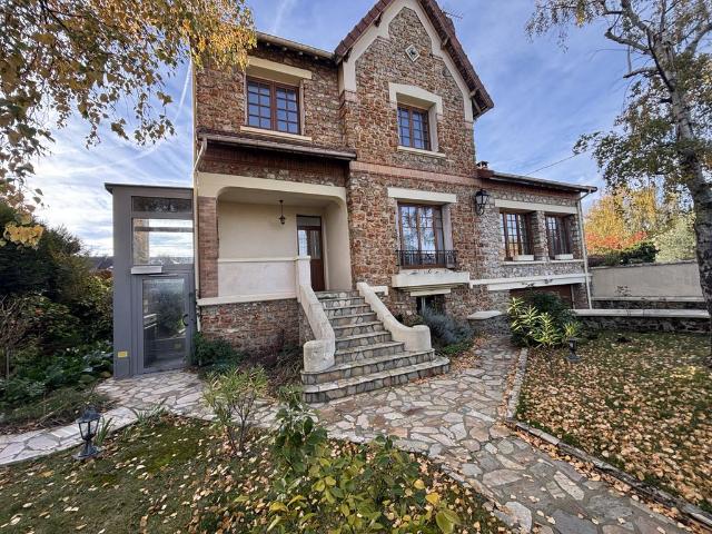 Maison de luxe de 3 chambres en vente à Sainte Geneviève des Bois, France