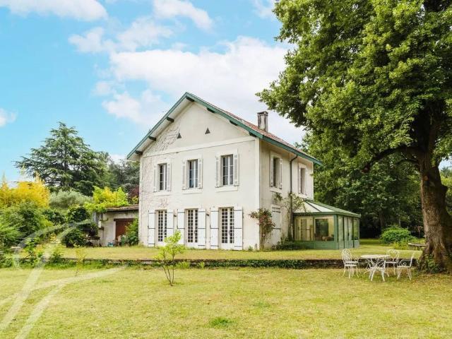 Maison de luxe en vente à Bordeaux, France