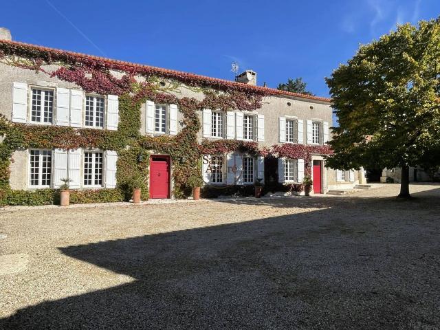 Maison de luxe en vente à Roullet Saint Estèphe, Nouvelle Aquitaine